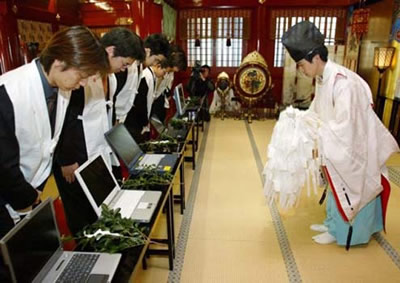 Kompiuterių laiminimo ceremonija Kanda-Myojin Shinto šventykloje