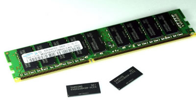 Pirmoji pasaulyje 4GB talpos DDR3 tipo operatyviosios atminties (RAM) mikroschemos (apačioje) ir asmeniniam kompiuteriui skirtas atminties modulis (viršuje) 