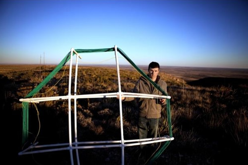 Jaunasis išradėjas su savo sukonstruota radijo antena