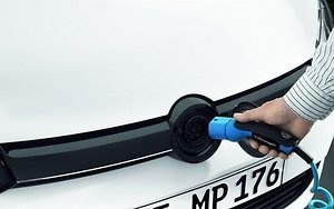 „Volkswagen“ gamins elektra įkraunamus hibridus