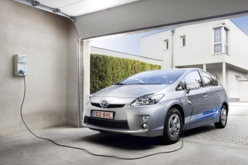 „Toyota“ neketina didinti „Prius Plug-in“ elektrinio režimo galimybių