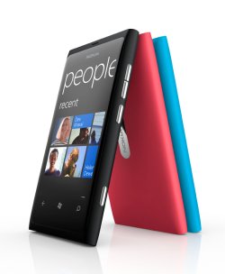 „Nokia“ paskelbė spręsianti trumpą „Lumia 800“ baterijos gyvavimo problemą