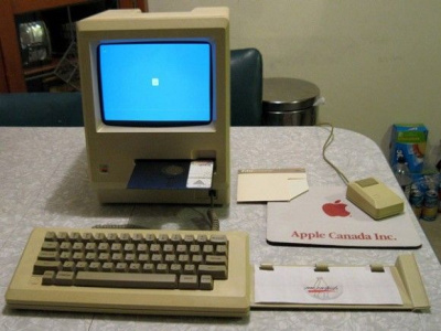 „Apple Macintosh 128k“ su 5,25“ diskasukiu parduodamas „eBay“