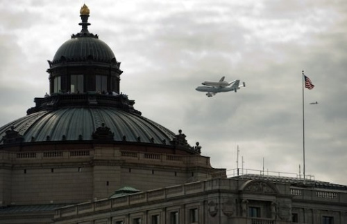 Paskutinę erdvėlaivio „Discovery“ kelionę stebėjo šimtai tūkstančių žmonių