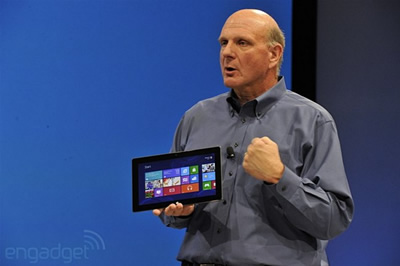 Steve Ballmer ryžtingai nusiteikęs nė per nago juodimą nenusileisti „Apple“ (engadget.com nuotrauka)