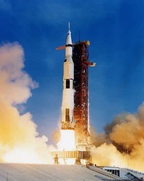 NASA raketos „Saturn V“ su kosminiu laivu „Apollo 11“ startas 1969 m. liepos 16 d. (NASA nuotr.)