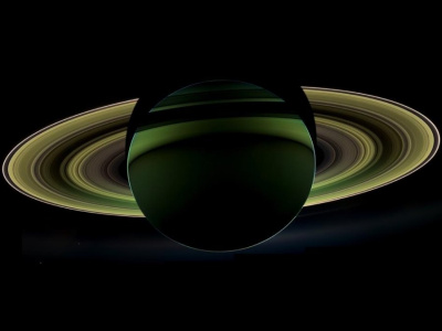 „Cassini“ zondas atsiuntė neįprastai atrodančią Saturno nuotrauką