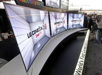 LG teigia, kad pradeda pardavinėti pirmuosius pasaulyje išlenktus OLED televizorius