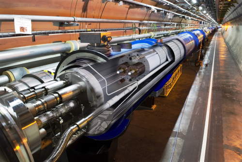 LHC duomenys atskleidė pirmuosius „naujos fizikos“ požymius