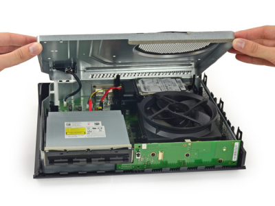 „iFixit“ specialistai išardė „Xbox One“ ir rado daug tuščios vietos