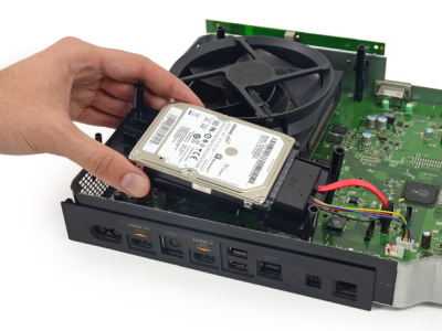 „iFixit“ specialistai išardė „Xbox One“ ir rado daug tuščios vietos