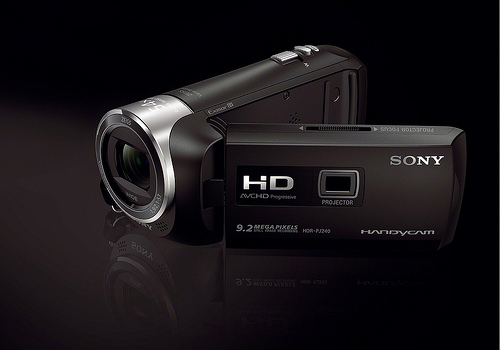 Naujos „Sony Handycam“ kameros: daugiau kokybės ir praktiškų funkcijų