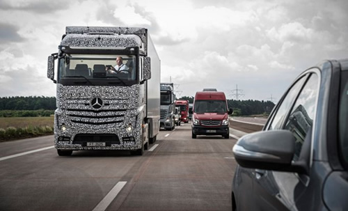 Tolimųjų reisų vairuotojus „Mercedes“ pavers paprastais keleiviais