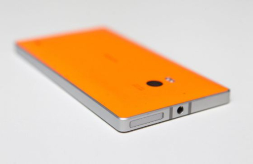 Ryškiaspalvė „Nokia Lumia 930“ meta pirštinę „Android“ ir „iPhone“