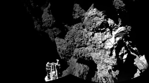 Paskutinės naujienos iš kometos: „Philae“ gyvas, bet vis dar nežinia kur