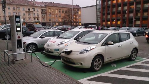 Kodėl elektromobilių vairuotojai nesisveikina?