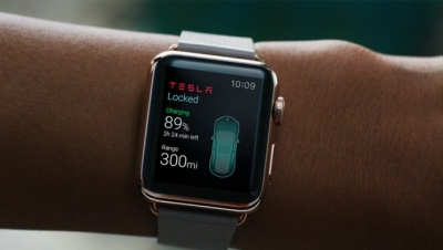 „Apple Watch“ leis nuotoliniu būdu valdyti „Tesla“ elektromobilius