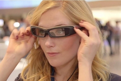 „Google Glass“ mirė, tegyvuoja „Sony SmartEyeglass“