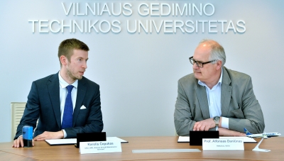 Orlaivių techninio aptarnavimo studentai mokysis iš profesionalų