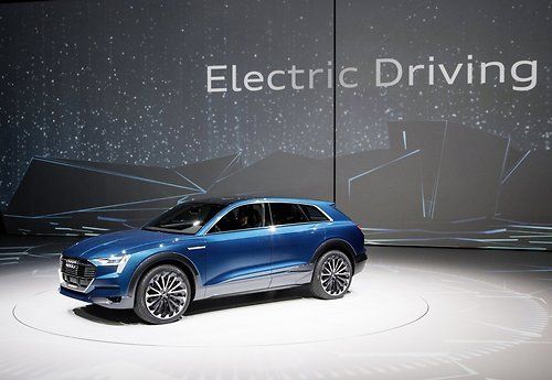 „Audi“ Frankfurte parodė technologijų prikimštą SUV elektromobilį