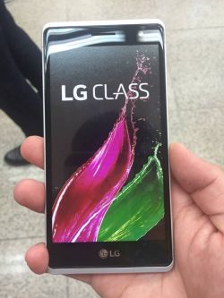 „LG Class“ – metalinis išmanusis telefonas su 8 megapikselių kamera asmenukėms