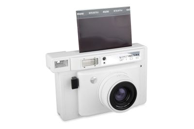 Fotoaparatas „Lomography Lomo’Instant Wide“ gali atspausdinti 99 × 62 mm dydžio nuotraukas