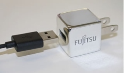 „Fujitsu“ pristatė kompaktiškiausią išmaniųjų telefonų įkroviklį