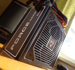 Sveiki atvykę į 2005-uosius: „Chieftec Force“ 450 W PSU apžvalga