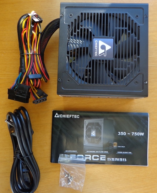 Sveiki atvykę į 2005-uosius: „Chieftec Force“ 450 W PSU apžvalga