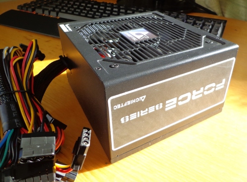 Sveiki atvykę į 2005-uosius: „Chieftec Force“ 450 W PSU apžvalga