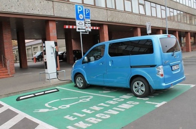 Sparčiai augančiai automobilių grupei – išskirtiniai numerių ženklai