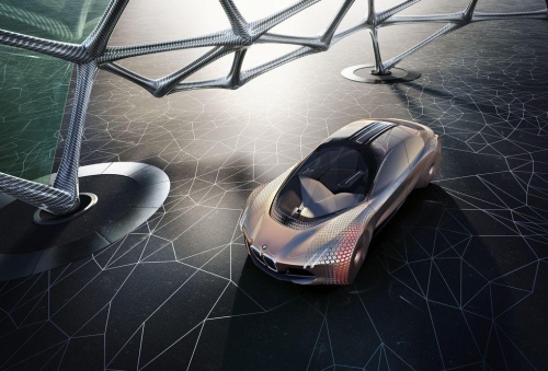 Naują šimtmetį BMW koncernas pradeda pristatydamas futuristinį automobilį