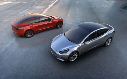 Pristatyta „Tesla Model 3“: pavarvinę seilę fanai dabar jos lauks bent metus