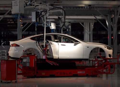 Elonas Muskas eina iš proto dėl „Tesla“ kokybės: net miega šalia konvejerio