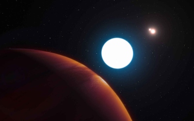 Astronomai aptiko neįprastą planetą su trimis žvaigždėmis