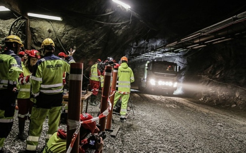 Autonominiai „Volvo“ sunkvežimiai ištremti į požeminę šachtą