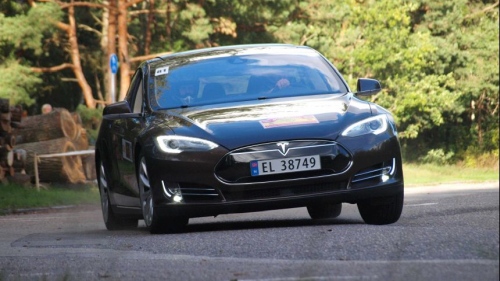 Ar „Tesla“ nuskynė greičiausio elektromobilio laurus?