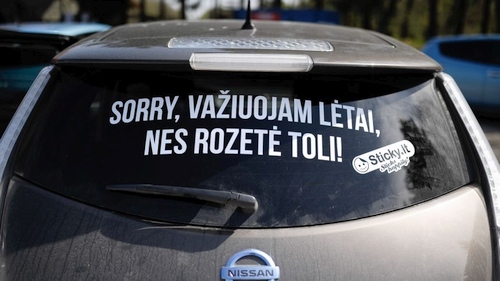 Elektromobilių niuansai: kodėl apdrausti „Teslą“ brangiau nei „Nissan“?