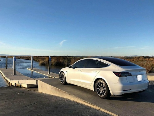 Volstryto ekspertai išardė „Tesla Model 3“ – elektromobilis nustebino ir teigiamai, ir neigiamai