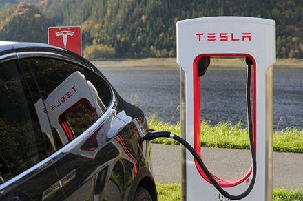 „Tesla“ sugalvojo, ką daryti laukiant, kol elektromobilio baterija įsikraus