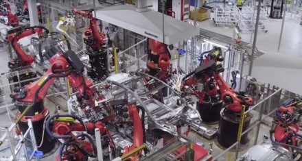 „Gigafactory 3“ gamykloje daug darbo atlieka šimtai robotų © Jason Yang | youtu.be