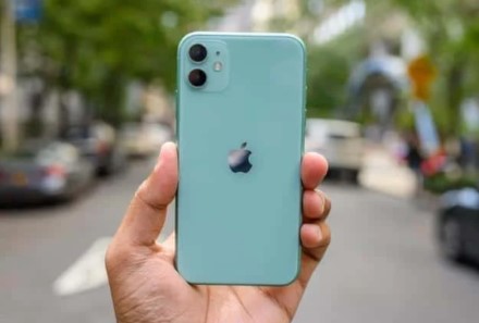 „iPhone“ pardavimai kovo mėnesį išaugo, tačiau džiaugtis dar anksti