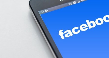 „Facebook“ teigia, kad visam laikui nustos rekomenduoti vartotojams kai kurias grupes