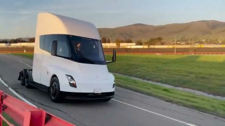 „Tesla Semi“ bandymų trasoje © Gamintojo nuotr.