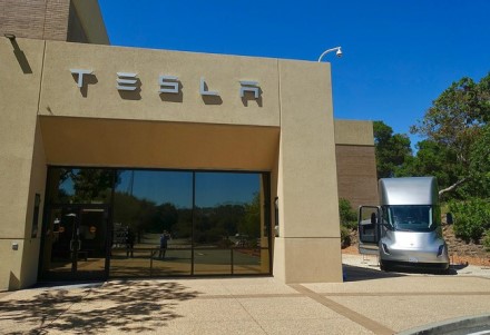 „Tesla Semi“ gamyba turėjo prasidėti dar 2019 metais © Steve Jurvetson (CC BY 2.0) | commons.wikimedia.org