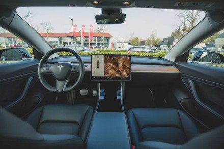 JAV taksi vairuotojai vis dažniau renkasi „Tesla Model 3“