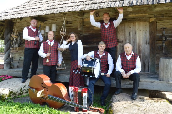 Skuodo rajono kultūros centro liaudiškos muzikos kapela „Bartuva“