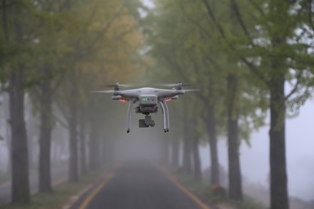 Hakeriai išmoko įsilaužti į „Tesla“ automobilius naudodami dronus