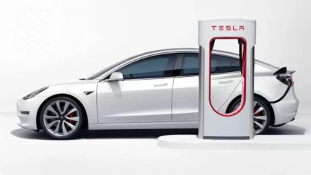 Viena skurdžiausių ES valstybių piliečiams siūlo „Tesla“ įsigyti kone pigiausiai Europoje