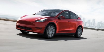 Elonas Muskas paaiškino eilinį „Tesla“ elektromobilių kainų padidėjimą